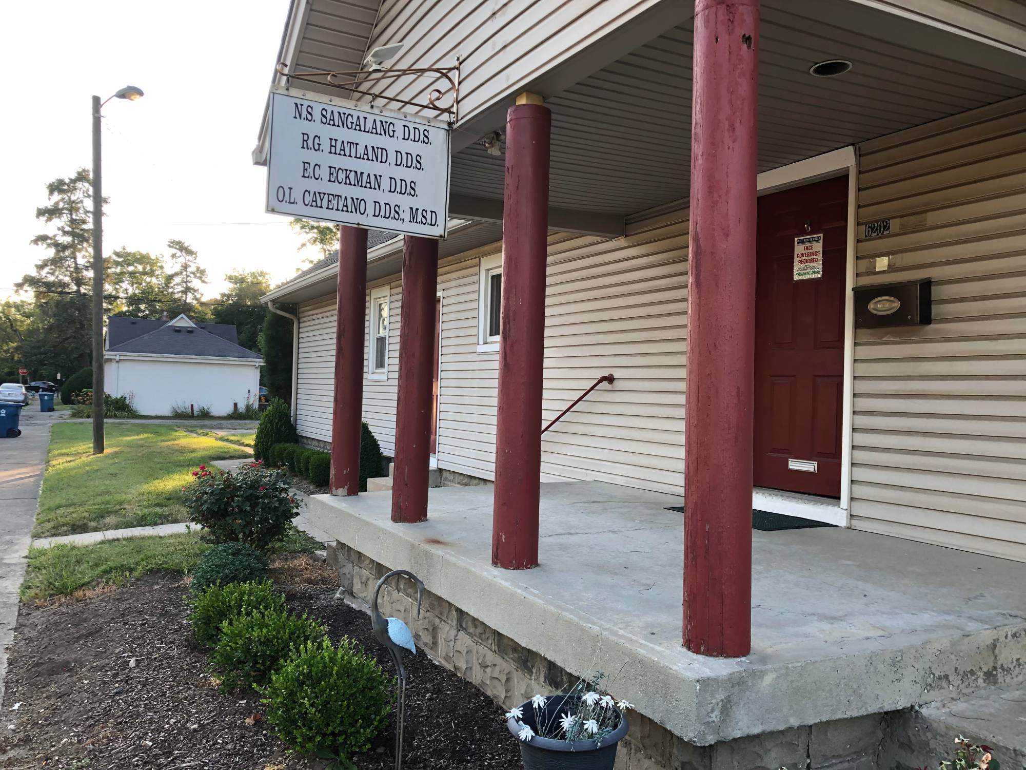 Clínica dental de Indianápolis - Raymond Hatland, doctor en odontología