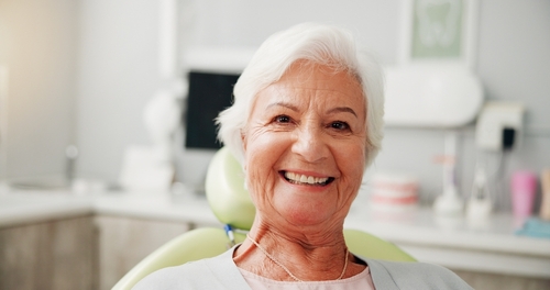 Prótesis dentales removibles en Lincolnwood, Illinois: estabilización mediante miniimplantes con sistema de encaje a presión